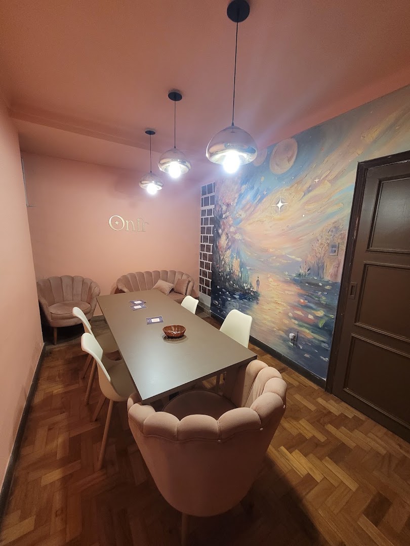 Onir: clear, inviting interior atmosphere