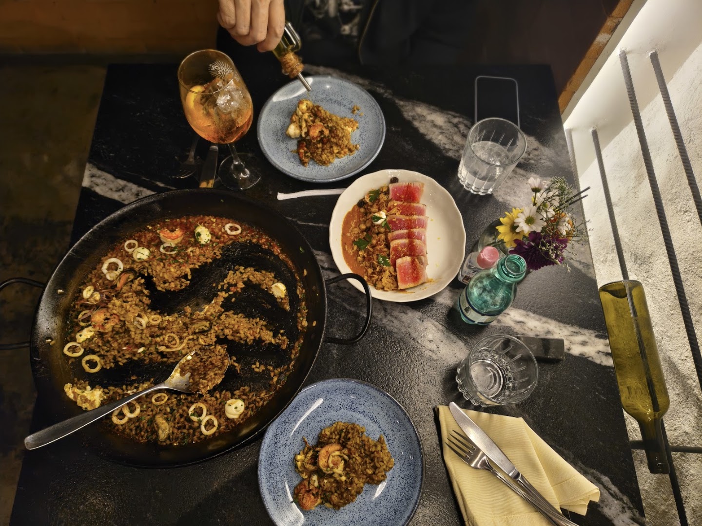 Parallel: appetizing food and dining atmosphere