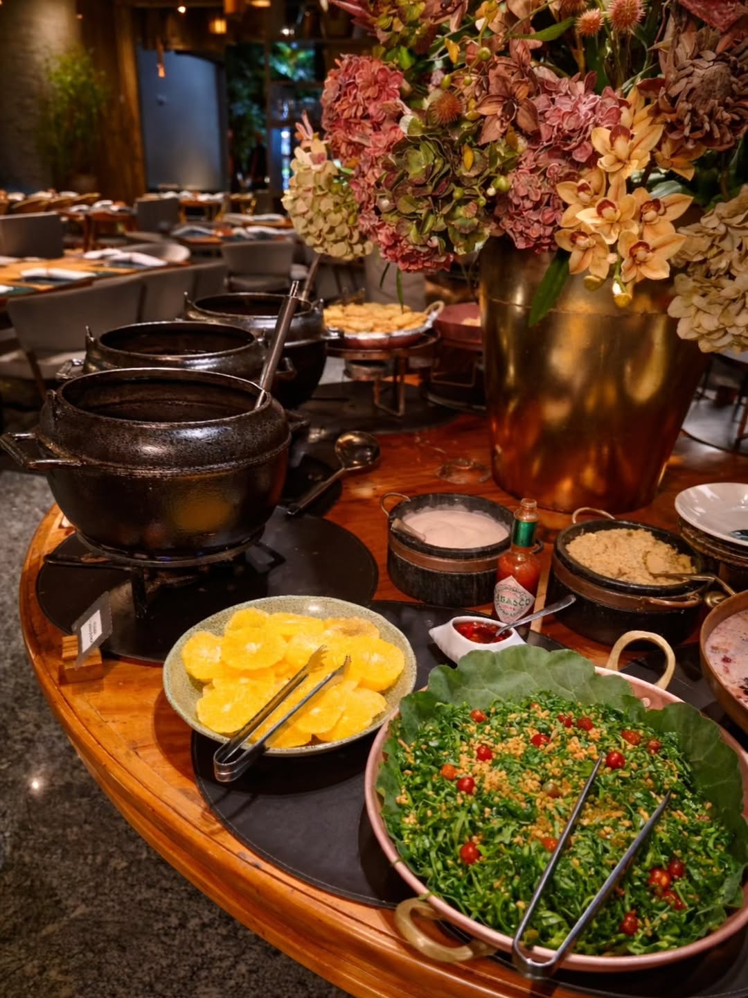 Villa Acqua: appetizing food display and atmosphere