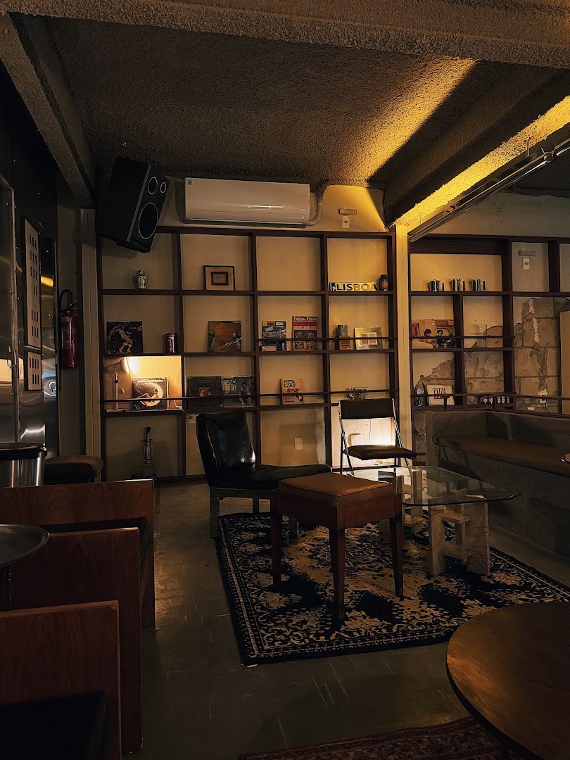 Vizú Pizza Bar: inviting and atmospheric interior shot