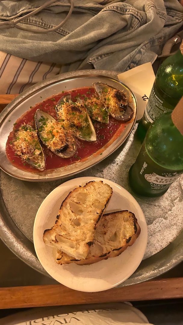 Vizú Pizza Bar: appetizing food and drink photo