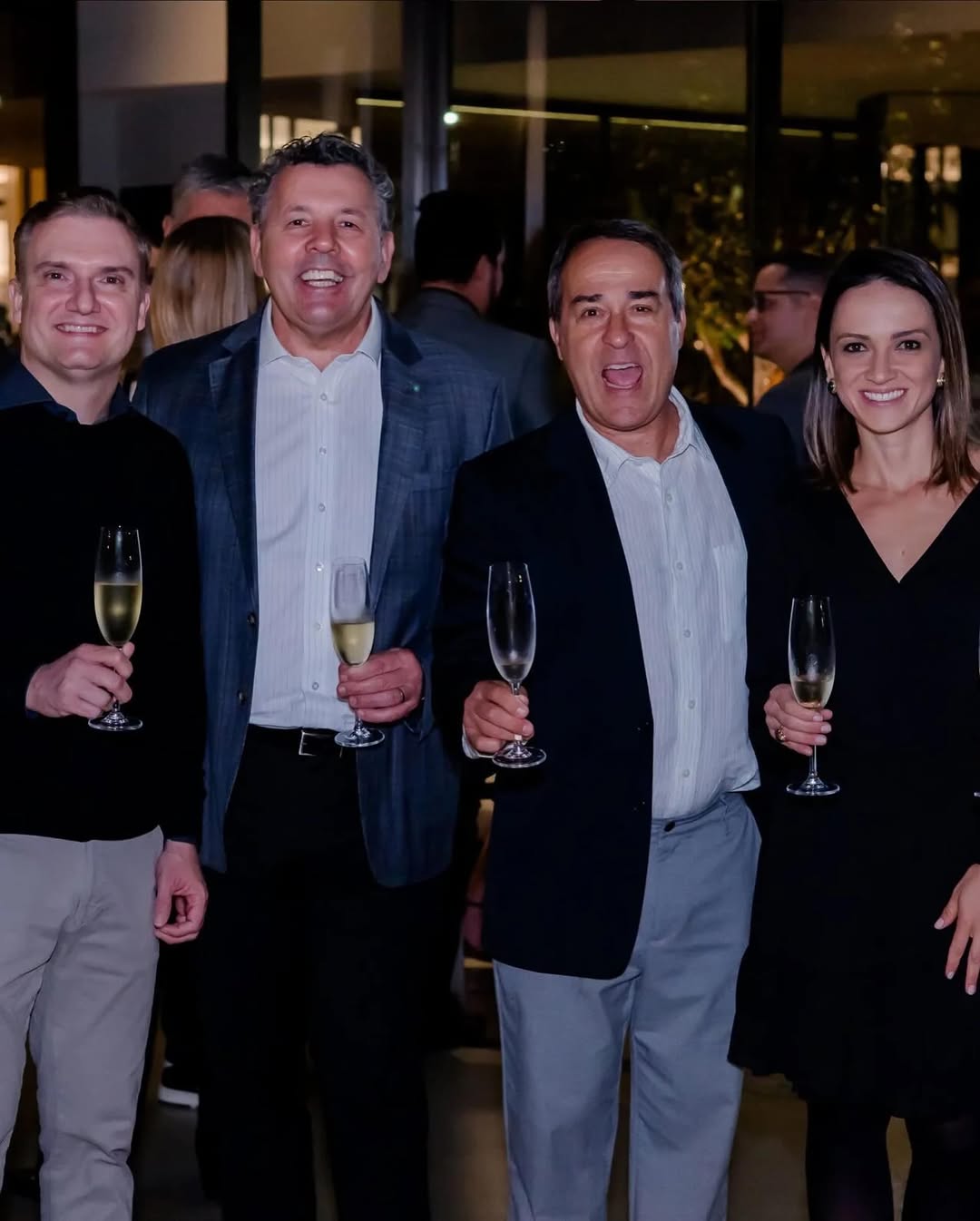 Juscelino: high quality photo of patrons