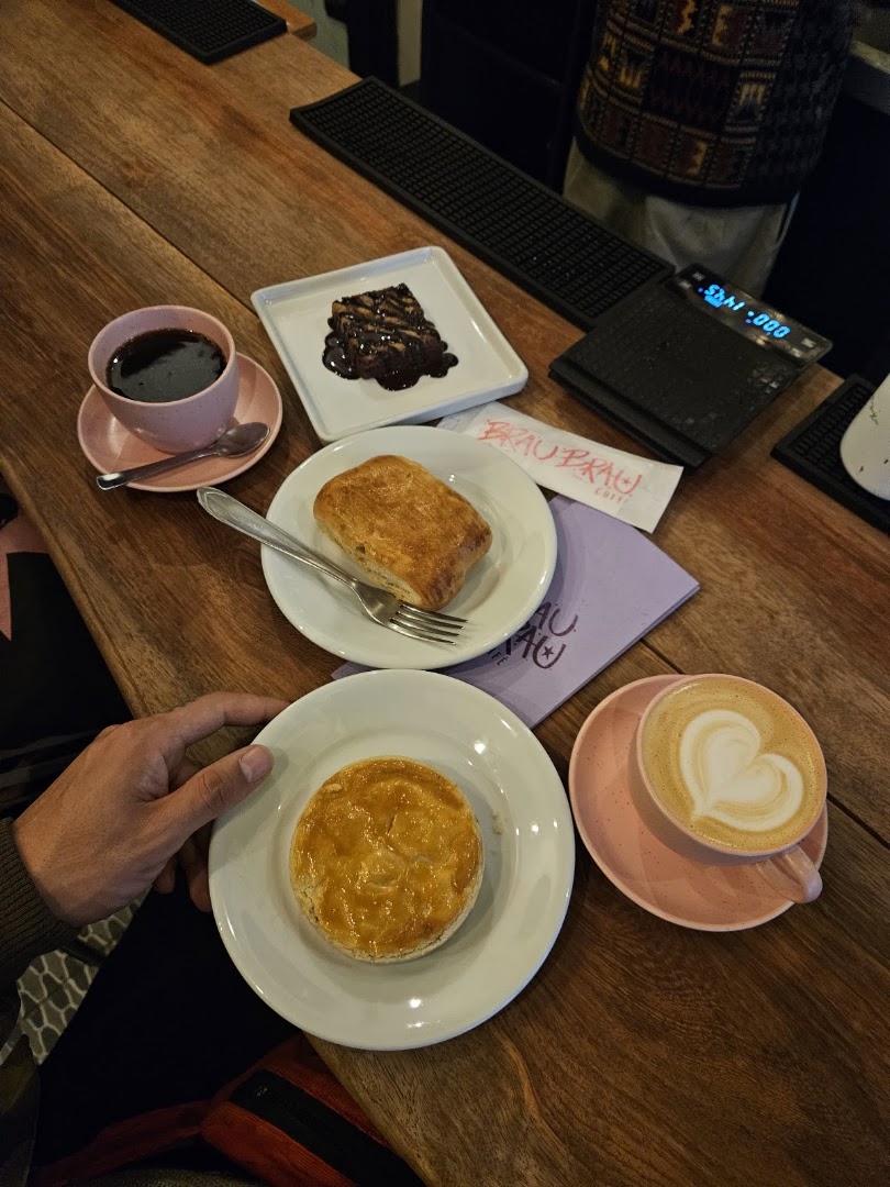 Brau Brau Café: appetizing food and drink display