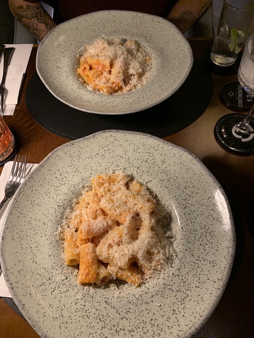 Continental Bar: appetizing food photography