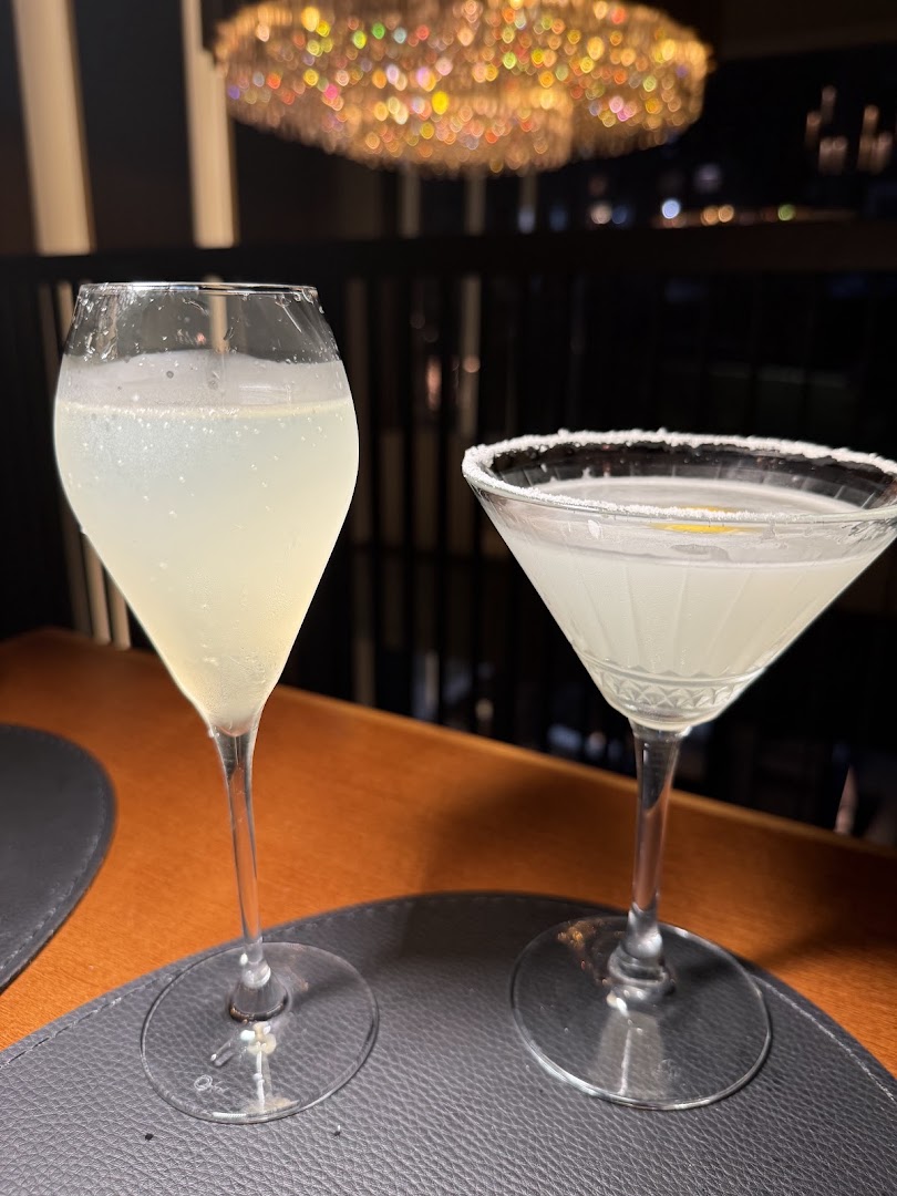 Continental Bar: high quality, appealing cocktail photo