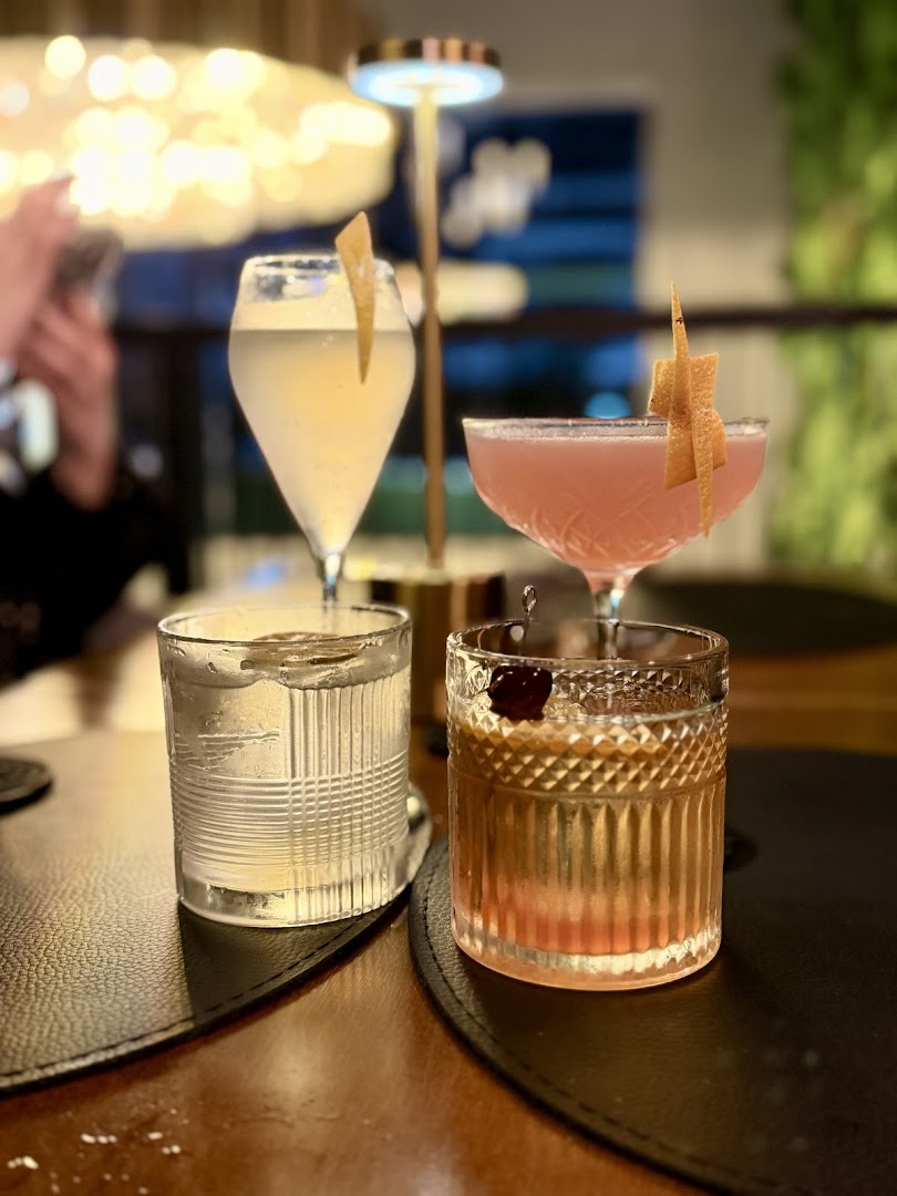 Continental Bar: high quality, appealing cocktail photo