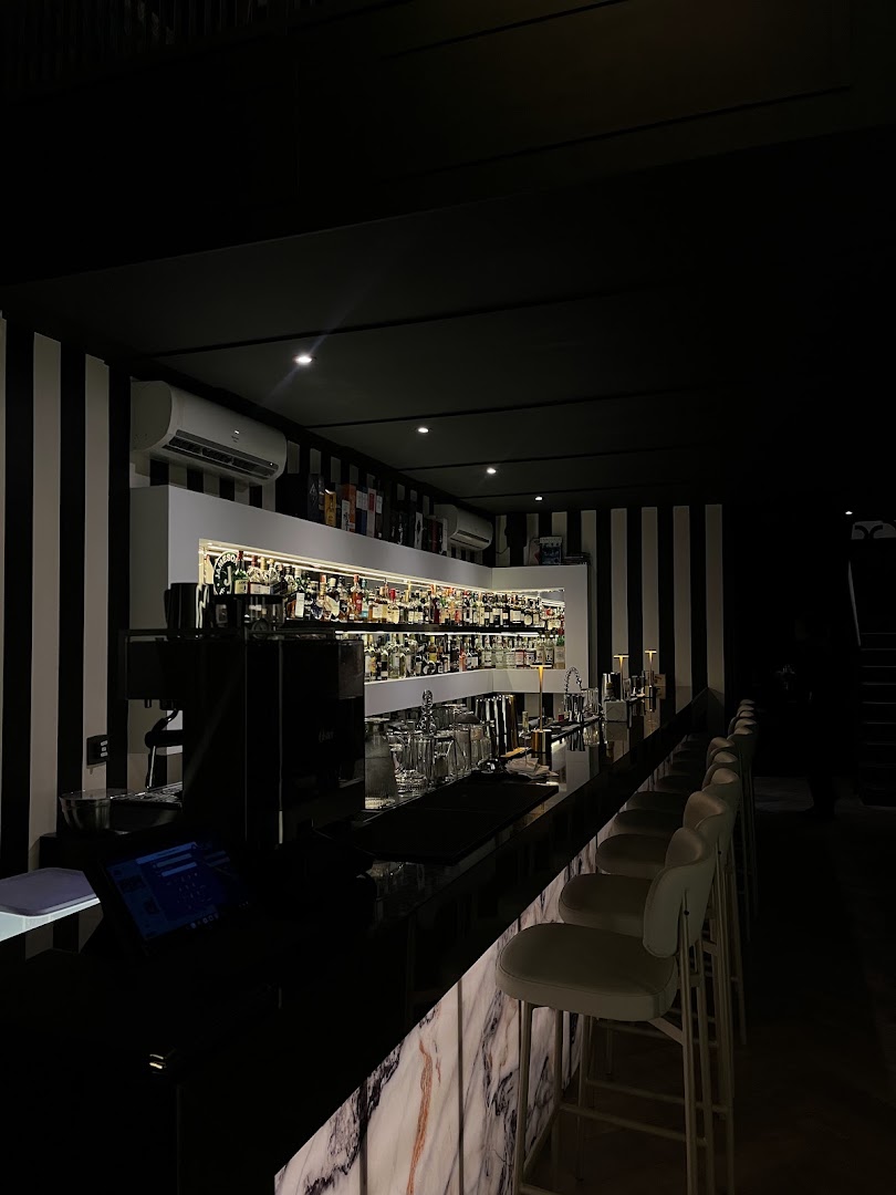 Continental Bar: atmospheric and professional bar interior