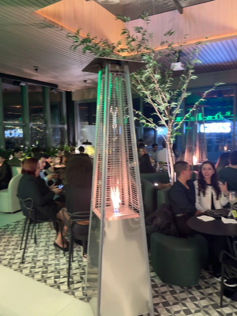 Gards Rooftop: venue atmosphere and guests