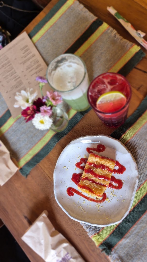Môme Café: appetizing food and drink presentation