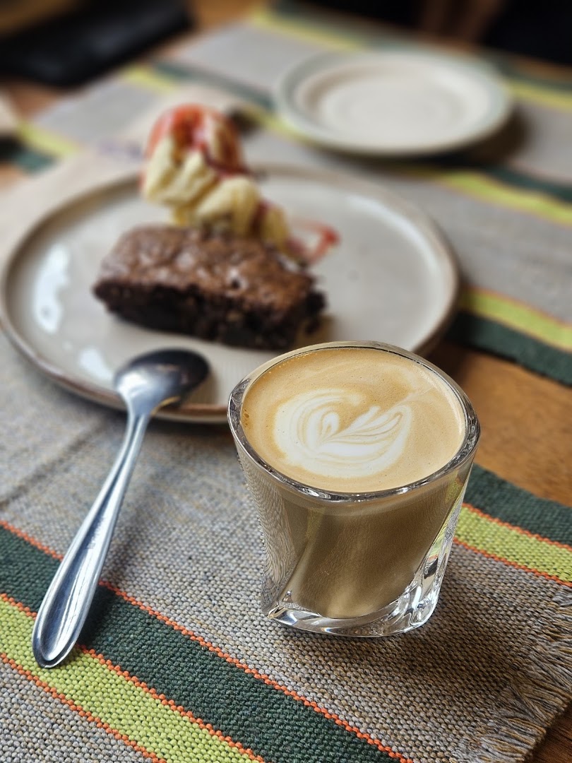 Môme Café: appetizing photo of coffee and dessert