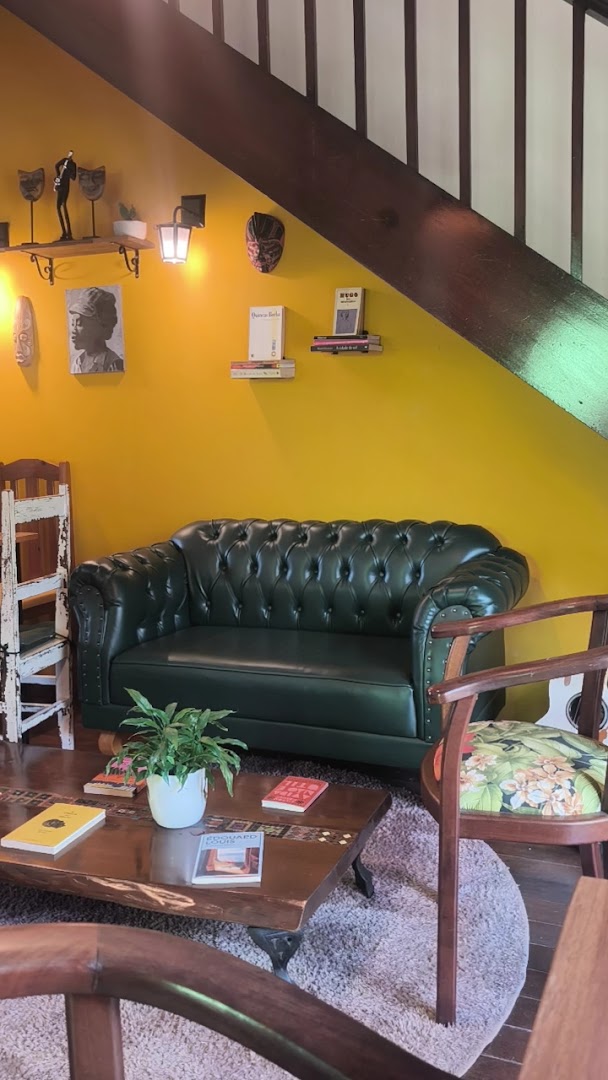 Môme Café: inviting and well-composed interior shot