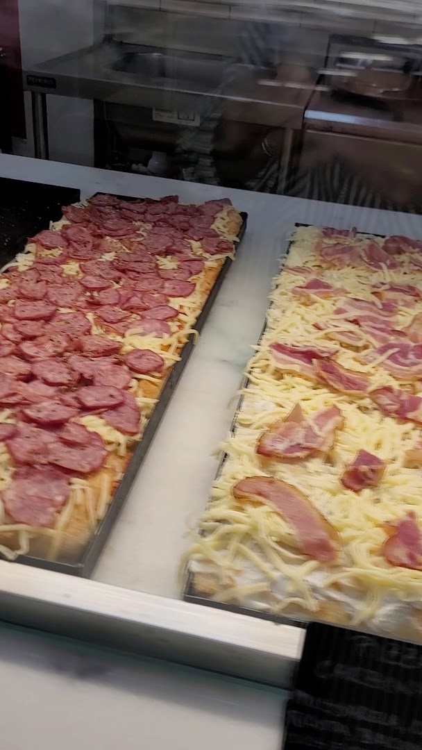 Abreus Pizza Shop: appetizing display of fresh pizza