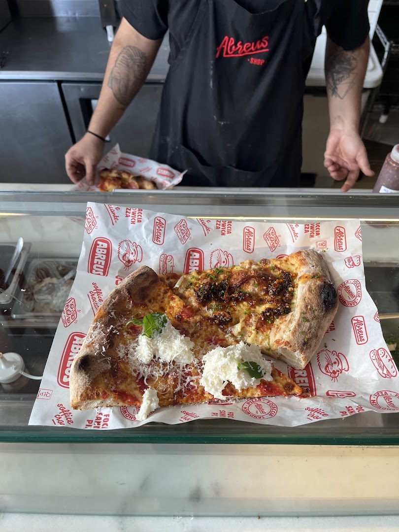 Abreus Pizza Shop: appetizing food photo with staff