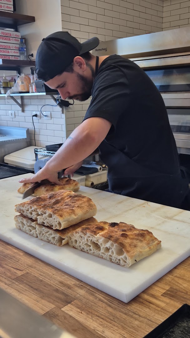 Abreus Pizza Shop: staff preparing fresh food