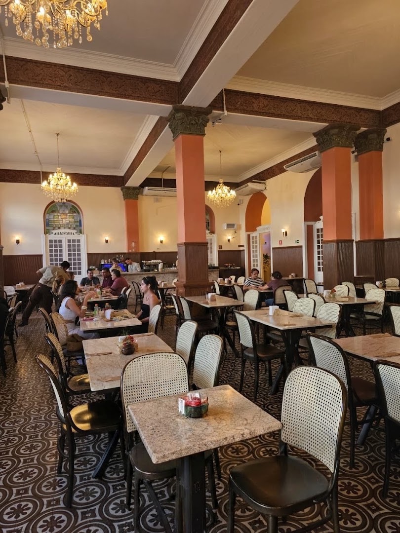 Café Comércio: clear, inviting interior atmosphere