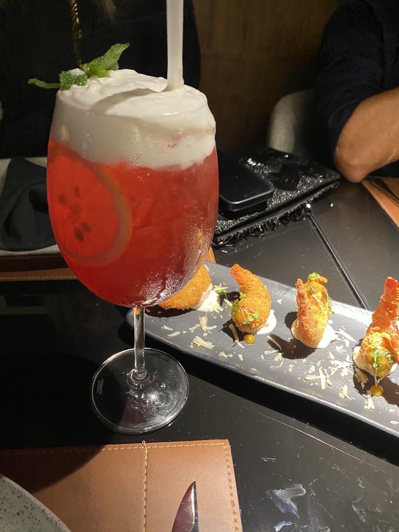 Grand Parrilla: appetizing food and drink presentation