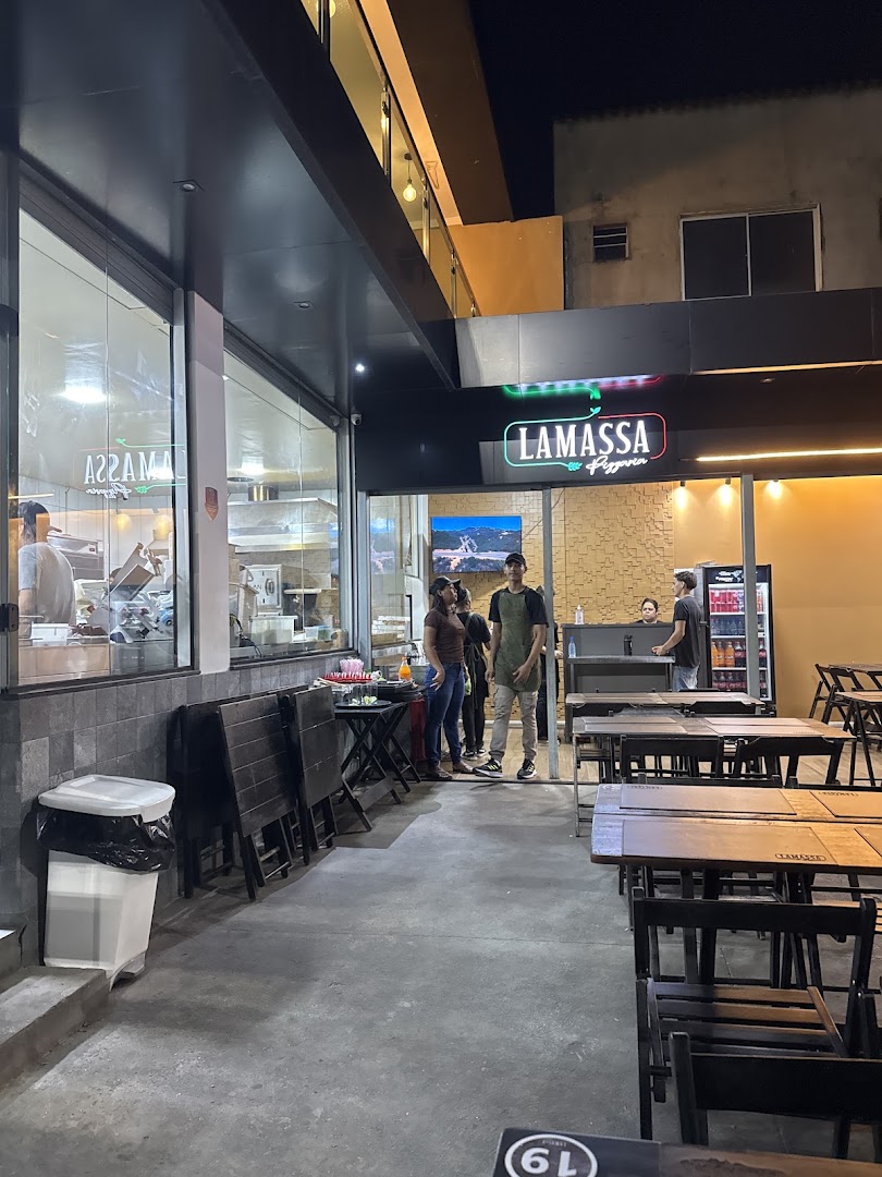 LaMassa Pizzaria: clear view of restaurant exterior