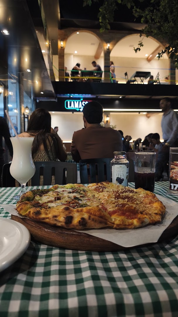 LaMassa Pizzaria: appetizing food and inviting atmosphere