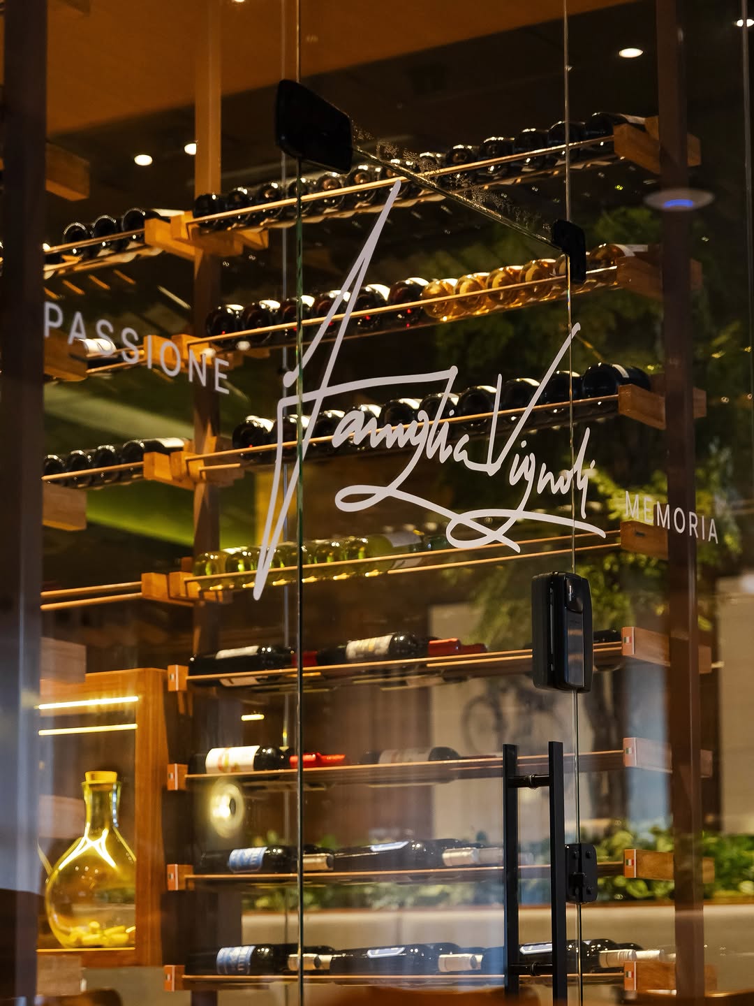 Vignoli Manaus: attractive wine display and branding