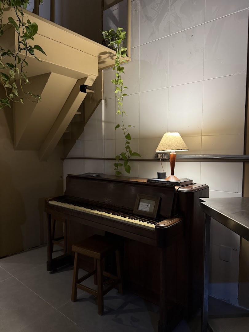 Bar Península: atmospheric and well-composed interior shot