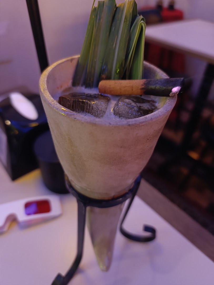 Casa Spoiler: appealing presentation of signature cocktail
