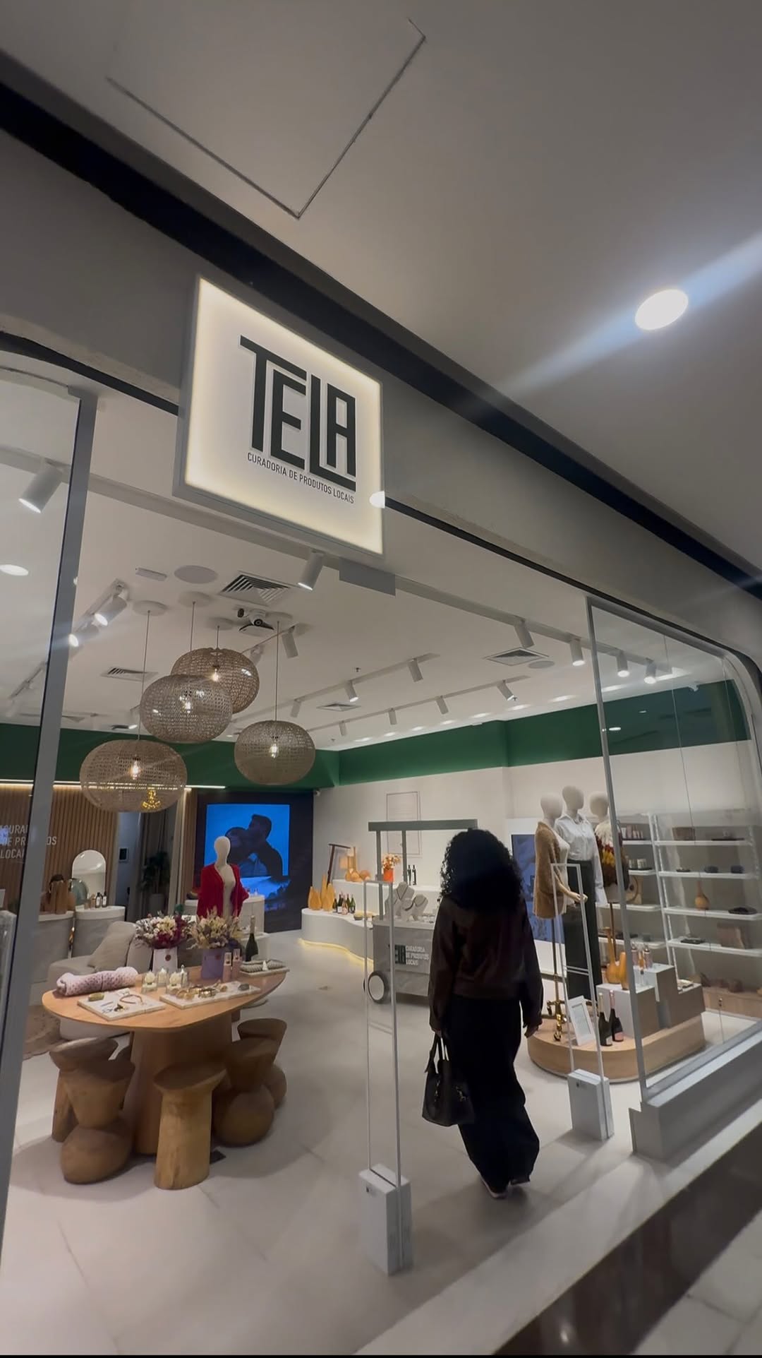 Loja Tela: clear view of shop interior