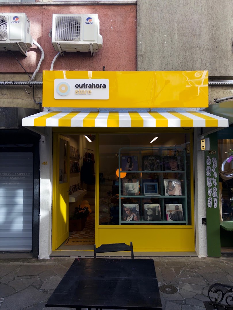 outrahora store: clear storefront photo of shop