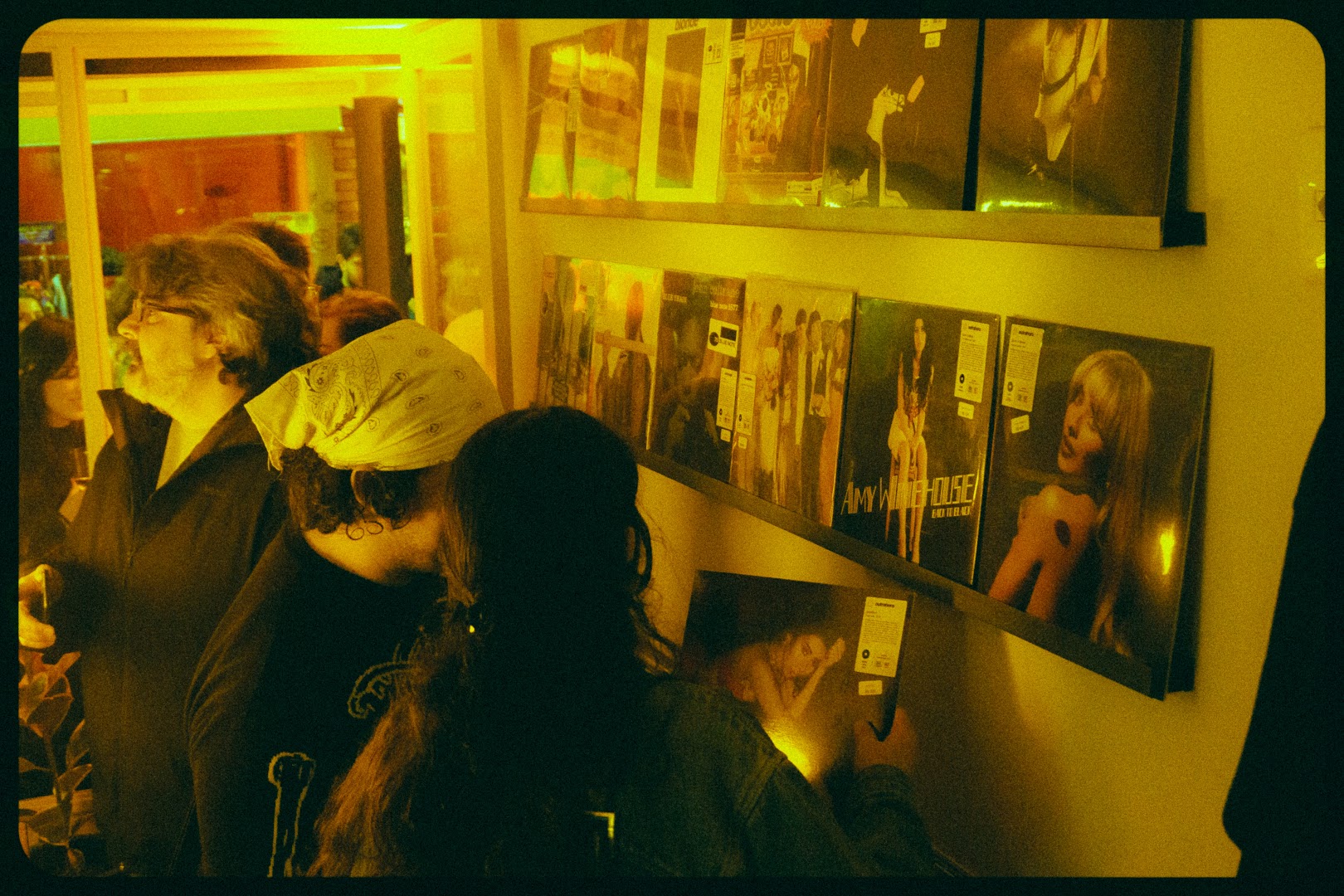outrahora store: customers browsing shop products