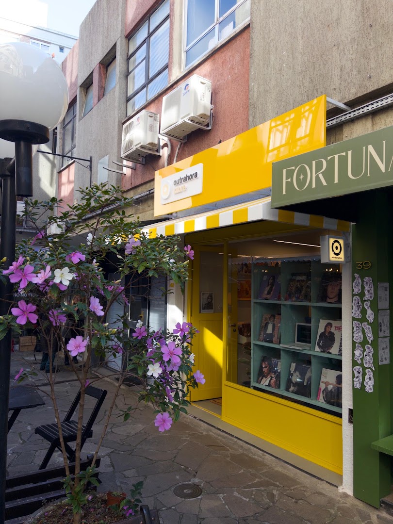 outrahora store: clear, inviting storefront photo