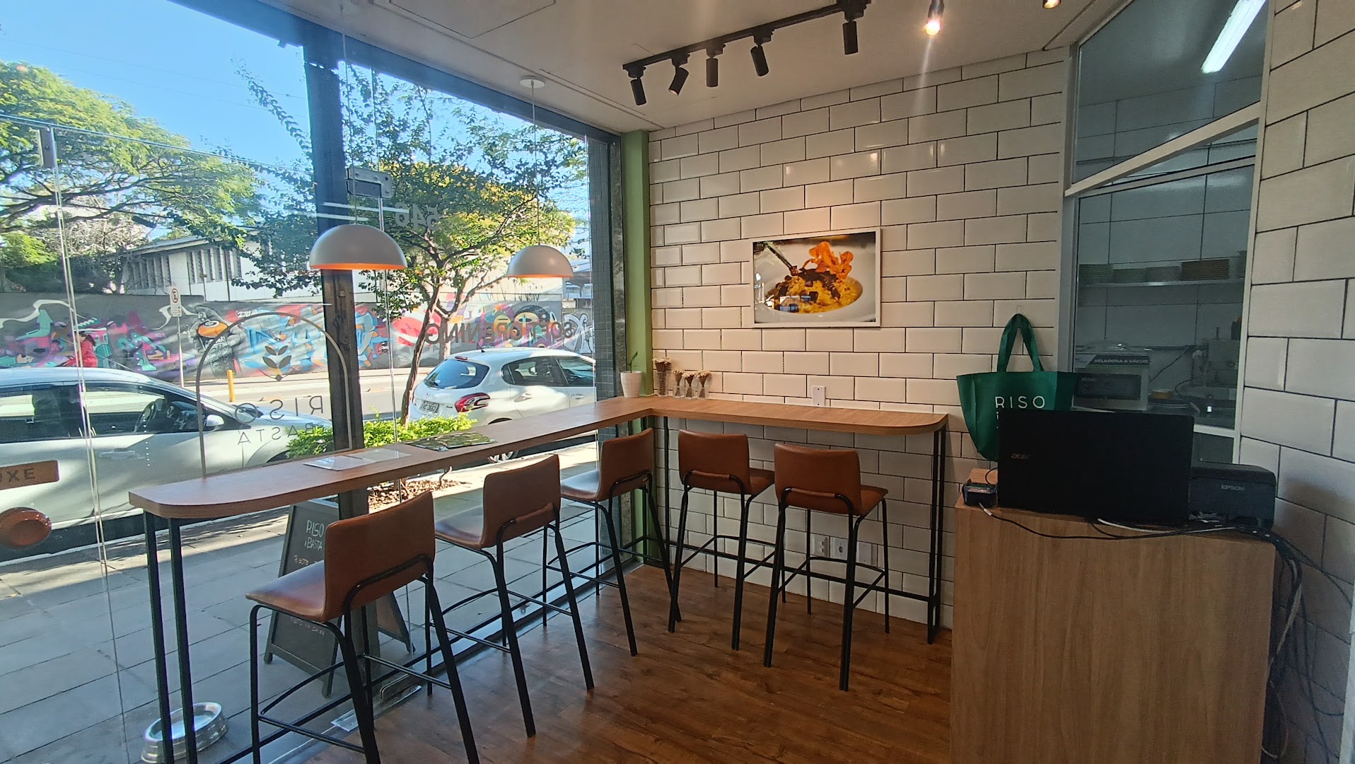 Riso i Basta: clear interior shop photo