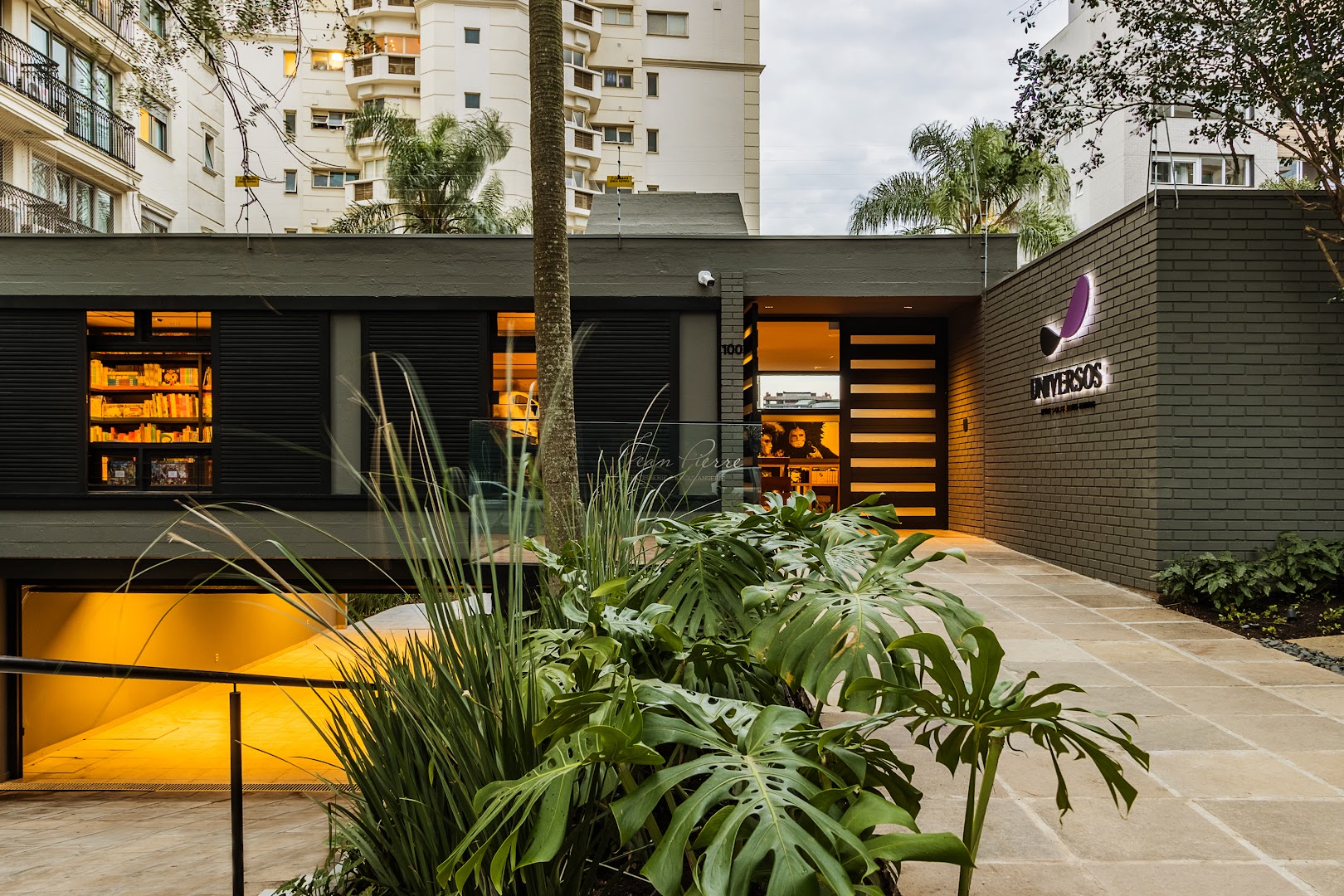 Universos: professional exterior shot of venue