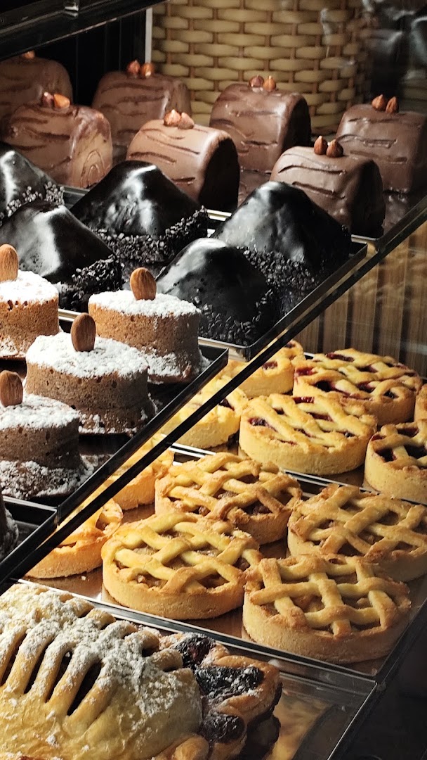 Universos: appetizing display of fresh pastries