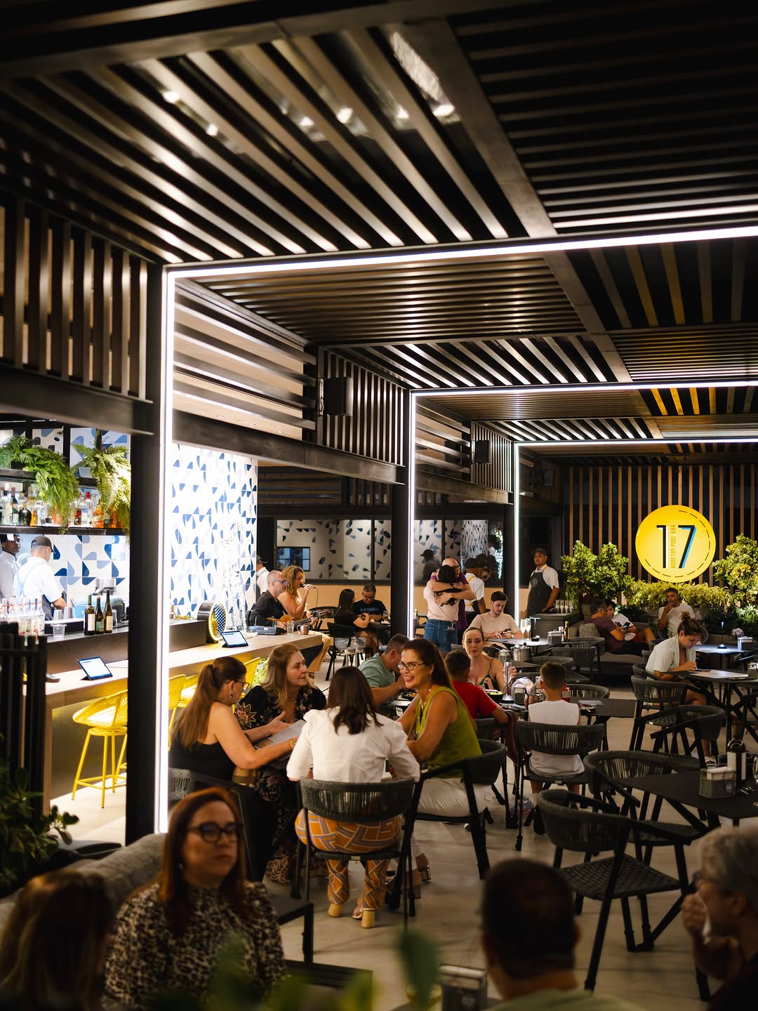 Rooftop Dezessete: high quality, inviting venue atmosphere