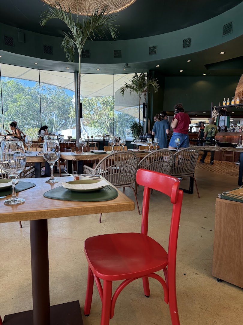 Araá: inviting restaurant interior and atmosphere