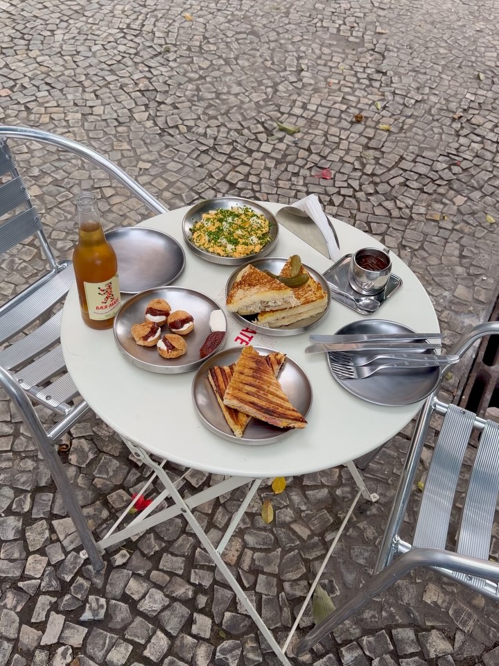 Deja Vu: appetizing food and drink display