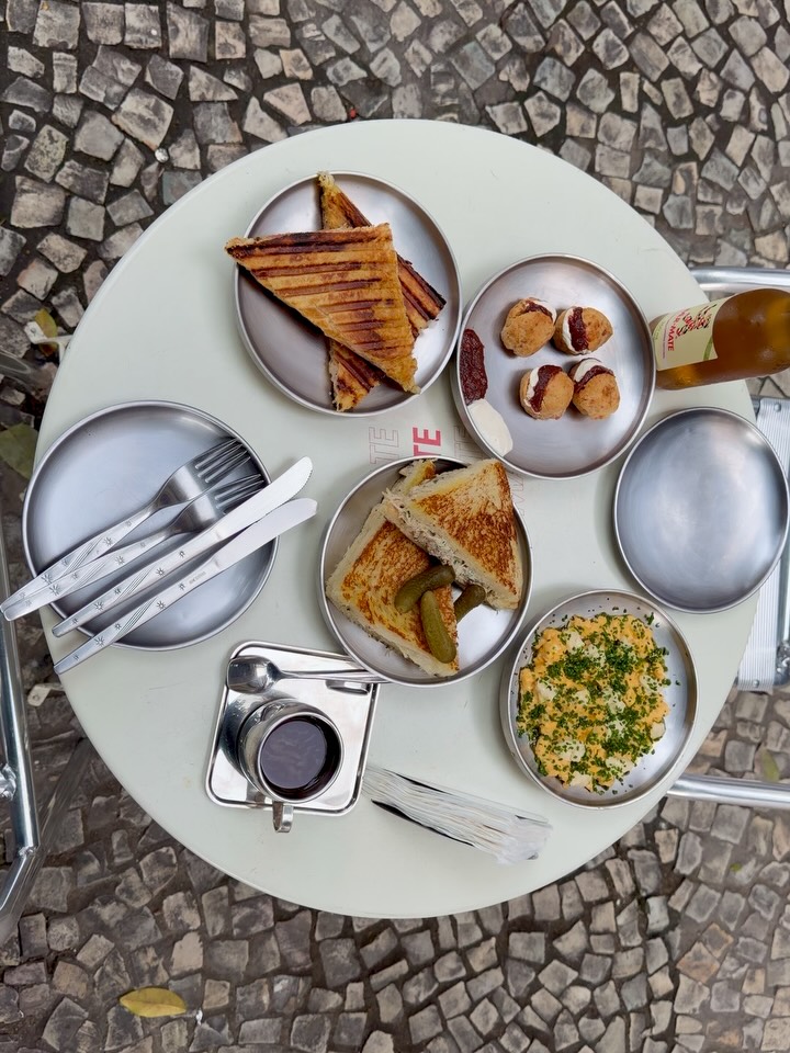 Deja Vu: appetizing food and drink presentation