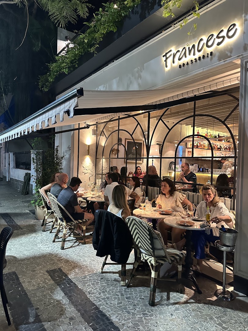 Francese Brasserie: inviting atmosphere and clear exterior