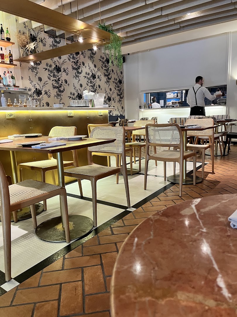 Francese Brasserie: clear, professional interior restaurant shot