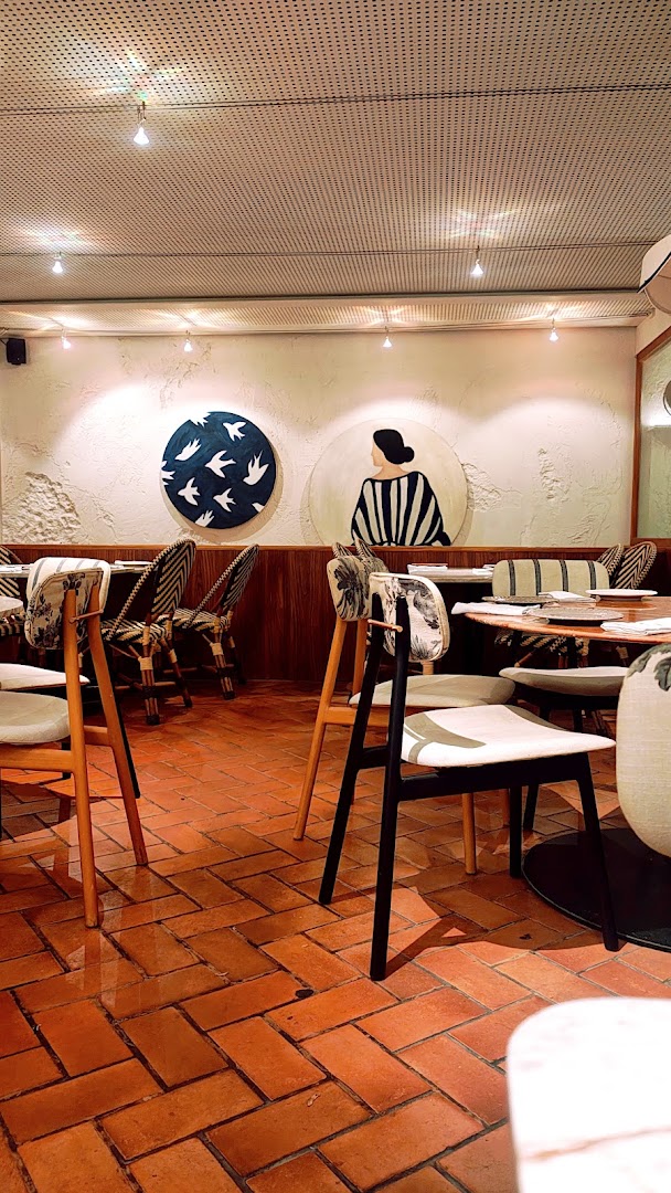 Francese Brasserie: attractive interior atmosphere and decor