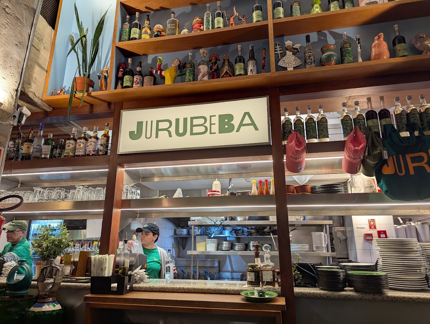 Jurubeba Bar: clear, inviting view of bar