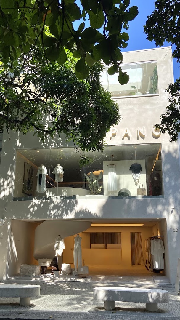 Panô: clear, professional storefront exterior shot