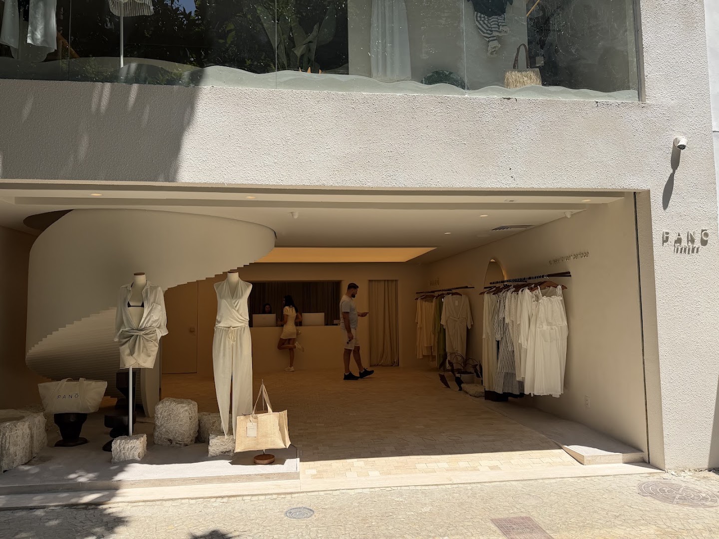 Panô: clear, professional shop interior view