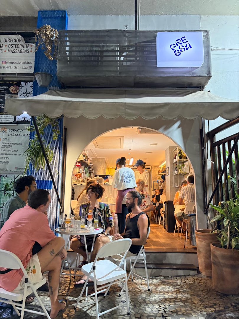 Pressa: inviting atmosphere showing happy customers