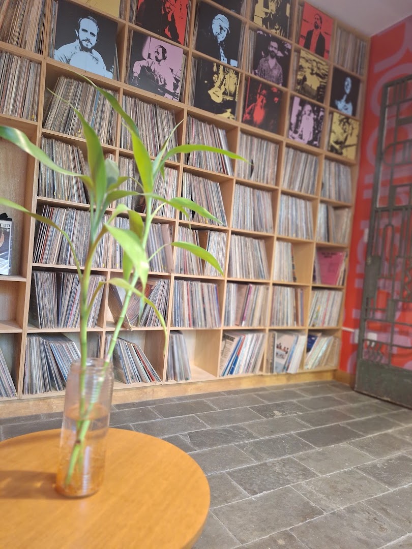 Tropicália Discos: shop interior and atmosphere