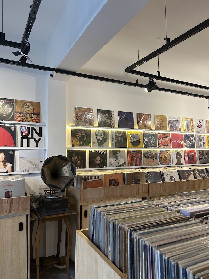 Tropicália Discos: clear, inviting shop interior display