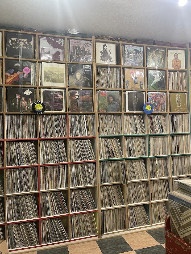 Tropicália Discos: clear display of shop inventory