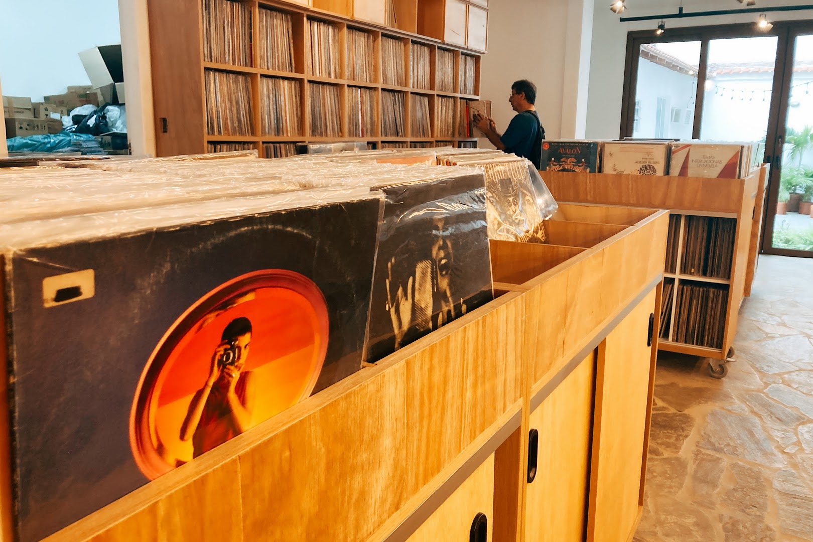 Tropicália Discos: shop interior and products