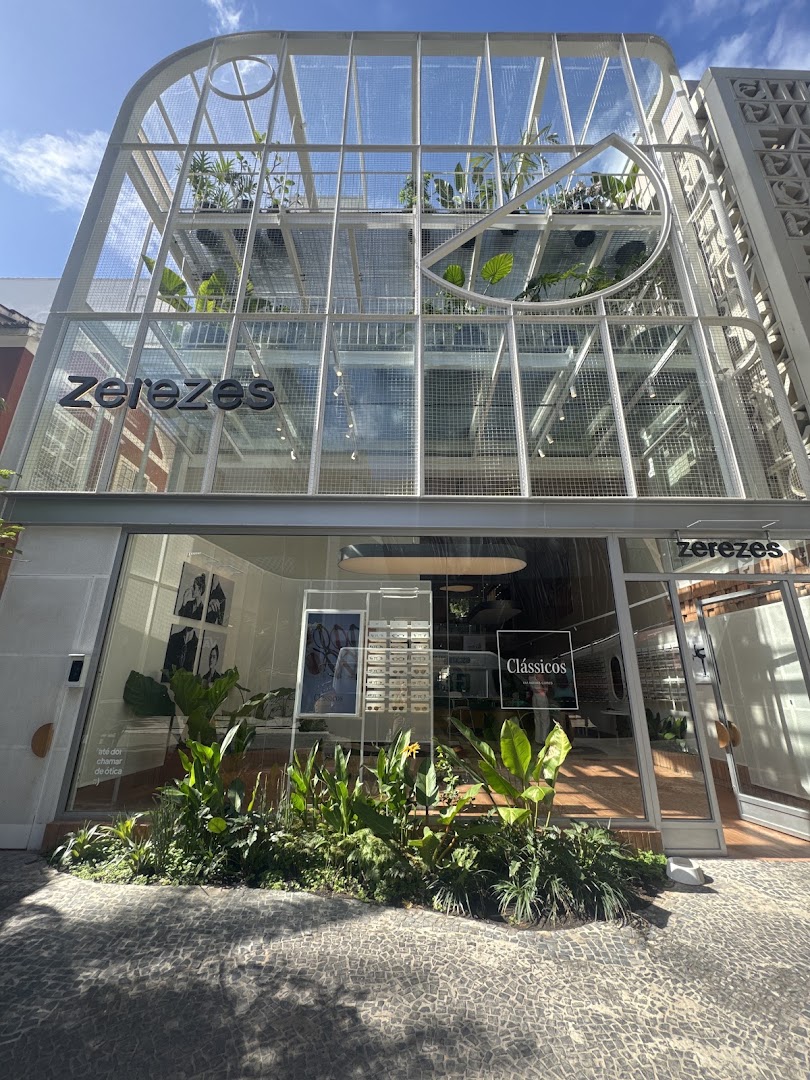 Zerezes: clear, professional storefront photo