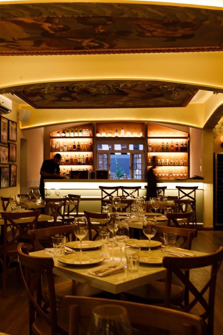 Da Michele: inviting restaurant interior atmosphere