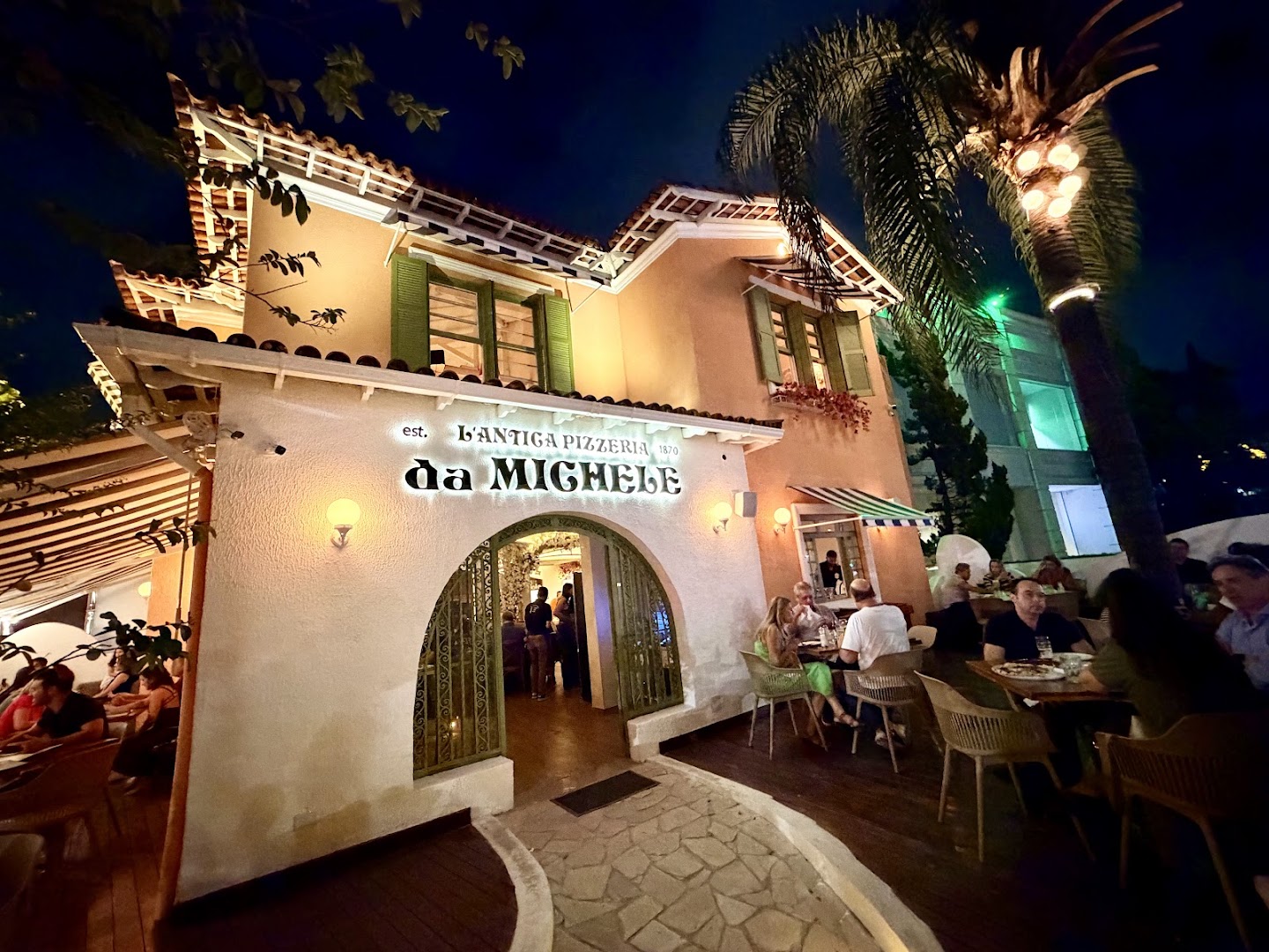 Da Michele: inviting atmosphere and clear exterior
